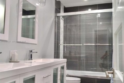 Снять в аренду виллу или дом в Норт-Майами, Флорида 4 спальни, 321.26м2, № 1997705 - фото 25