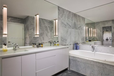 Condo in Miami Beach, Florida, 3 bedrooms  № 2072974 - photo 11