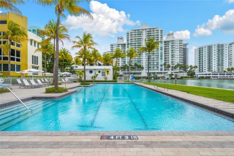 Condo in Miami Beach, Florida, 3 bedrooms  № 2072974 - photo 23