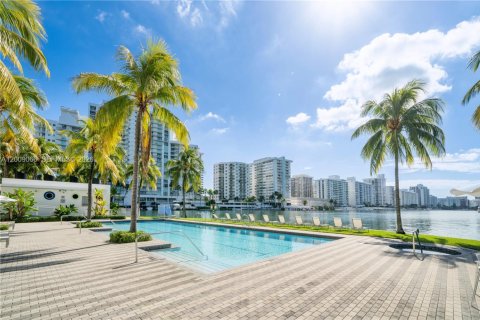 Condo in Miami Beach, Florida, 3 bedrooms  № 2072974 - photo 22