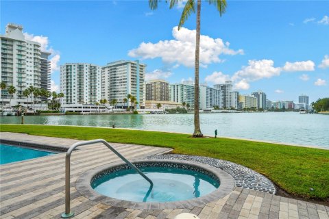 Condo in Miami Beach, Florida, 3 bedrooms  № 2072974 - photo 24
