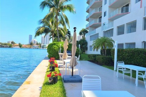 Copropriété à louer à Sunny Isles Beach, Floride: 2 chambres, 92.9 m2 № 1031397 - photo 1