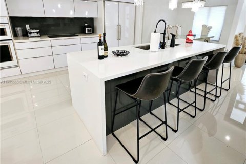 House in Miami, Florida 4 bedrooms, 200.39 sq.m. № 1956831 - photo 11