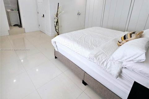 House in Miami, Florida 4 bedrooms, 200.39 sq.m. № 1956831 - photo 23