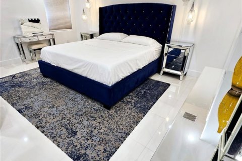 House in Miami, Florida 4 bedrooms, 200.39 sq.m. № 1956831 - photo 16
