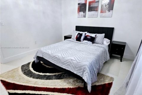 House in Miami, Florida 4 bedrooms, 200.39 sq.m. № 1956831 - photo 28