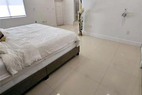 House in Miami, Florida 4 bedrooms, 200.39 sq.m. № 1956831 - photo 24