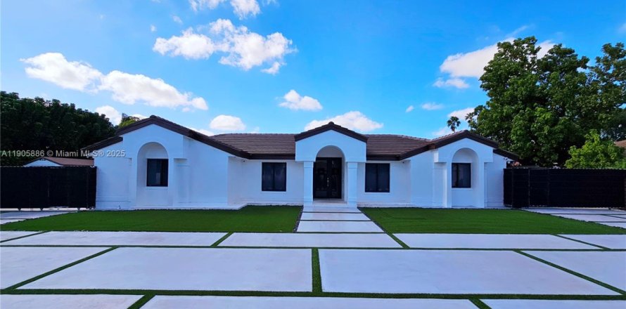 House in Miami, Florida 4 bedrooms, 200.39 sq.m. № 1956831