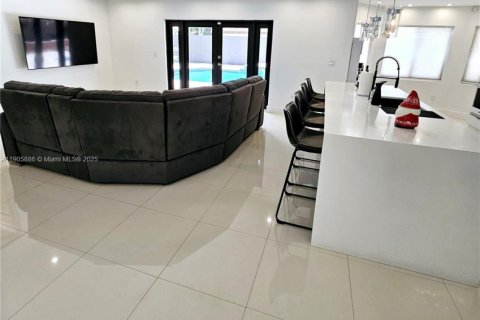 House in Miami, Florida 4 bedrooms, 200.39 sq.m. № 1956831 - photo 5