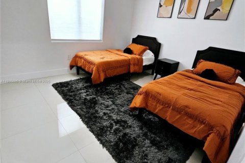 House in Miami, Florida 4 bedrooms, 200.39 sq.m. № 1956831 - photo 30