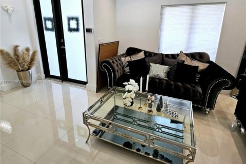 House in Miami, Florida 4 bedrooms, 200.39 sq.m. № 1956831 - photo 8