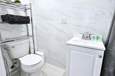 House in Miami, Florida 4 bedrooms, 200.39 sq.m. № 1956831 - photo 26