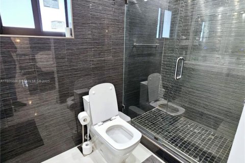 House in Miami, Florida 4 bedrooms, 200.39 sq.m. № 1956831 - photo 20