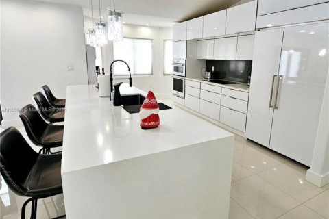 House in Miami, Florida 4 bedrooms, 200.39 sq.m. № 1956831 - photo 10
