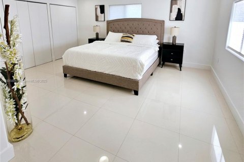 House in Miami, Florida 4 bedrooms, 200.39 sq.m. № 1956831 - photo 22