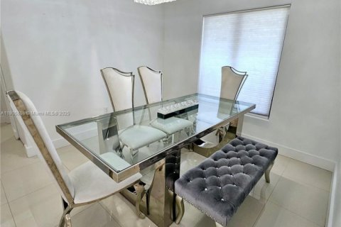 House in Miami, Florida 4 bedrooms, 200.39 sq.m. № 1956831 - photo 14