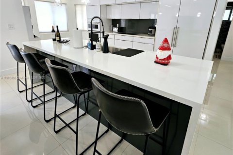 House in Miami, Florida 4 bedrooms, 200.39 sq.m. № 1956831 - photo 9