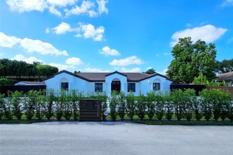 House in Miami, Florida 4 bedrooms, 200.39 sq.m. № 1956831 - photo 3