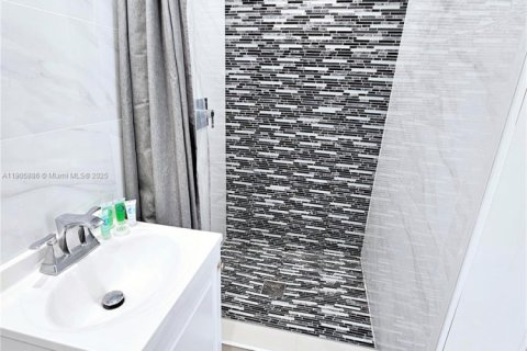 House in Miami, Florida 4 bedrooms, 200.39 sq.m. № 1956831 - photo 25