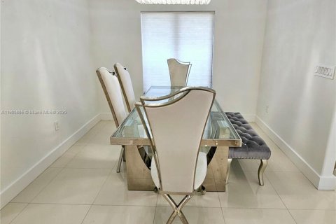 House in Miami, Florida 4 bedrooms, 200.39 sq.m. № 1956831 - photo 15