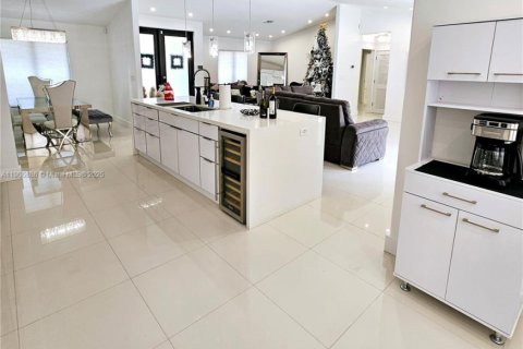 House in Miami, Florida 4 bedrooms, 200.39 sq.m. № 1956831 - photo 12