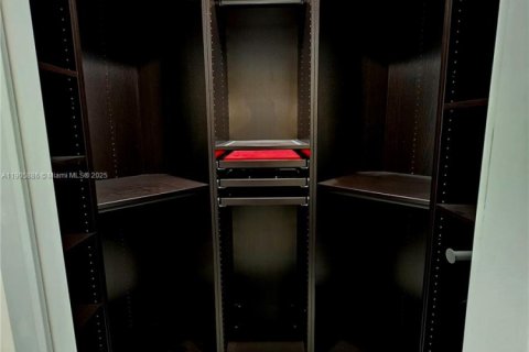 House in Miami, Florida 4 bedrooms, 200.39 sq.m. № 1956831 - photo 19