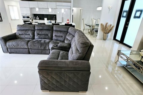 House in Miami, Florida 4 bedrooms, 200.39 sq.m. № 1956831 - photo 7