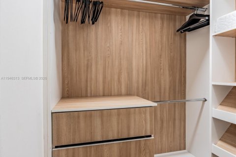 Condo in Miami Beach, Florida, 1 bedroom  № 2189943 - photo 13
