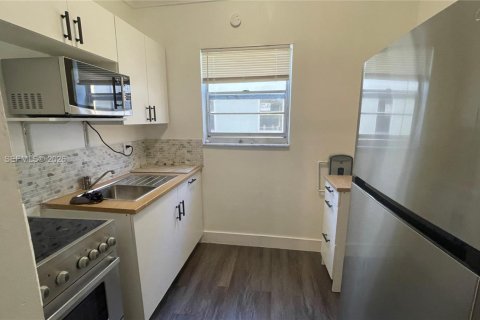 Condo in Miami, Florida, 2 bedrooms  № 2009841 - photo 19