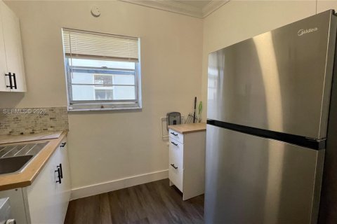 Condo in Miami, Florida, 2 bedrooms  № 2009841 - photo 18