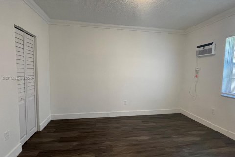 Condo in Miami, Florida, 2 bedrooms  № 2009841 - photo 4