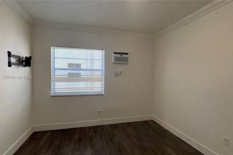 Condo in Miami, Florida, 2 bedrooms  № 2009841 - photo 12