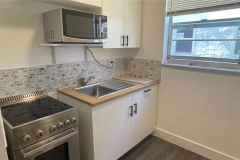 Condo in Miami, Florida, 2 bedrooms  № 2009841 - photo 2