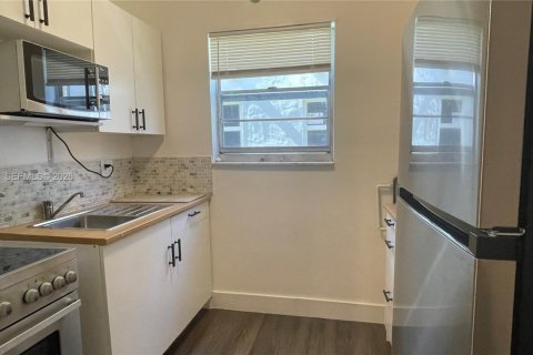 Condo in Miami, Florida, 2 bedrooms  № 2009841 - photo 3