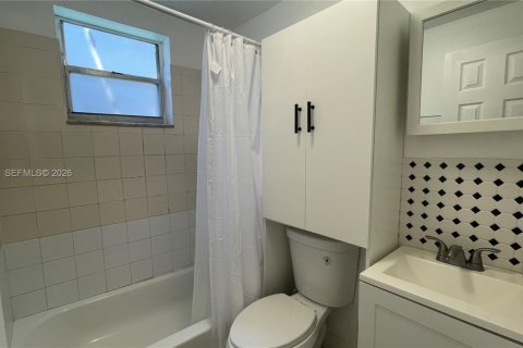 Condo in Miami, Florida, 2 bedrooms  № 2009841 - photo 13