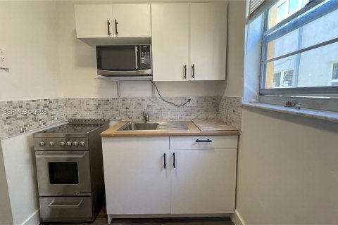 Condo in Miami, Florida, 2 bedrooms  № 2009841 - photo 16