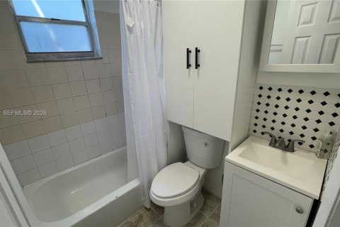 Condo in Miami, Florida, 2 bedrooms  № 2009841 - photo 14