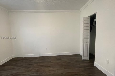 Condo in Miami, Florida, 2 bedrooms  № 2009841 - photo 10