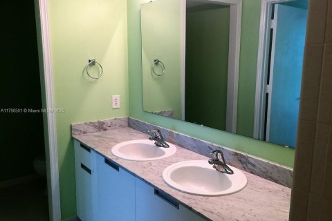 Condo in North Bay Village, Florida, 2 bedrooms  № 1731456 - photo 10
