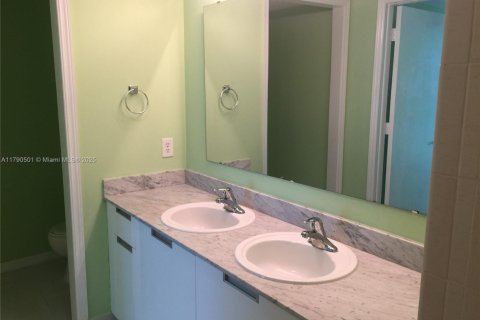 Condo in North Bay Village, Florida, 2 bedrooms  № 1731456 - photo 11