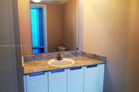 Condo in North Bay Village, Florida, 2 bedrooms  № 1731456 - photo 13