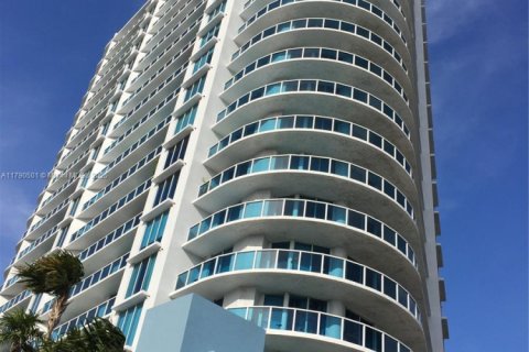 Condo in North Bay Village, Florida, 2 bedrooms  № 1731456 - photo 1