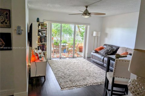 Condominio en venta en Miami, Florida, 1 dormitorio, 57.23 m2 № 2088583 - foto 2