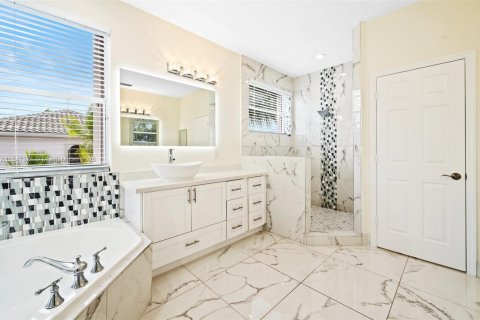 House in Miramar, Florida 6 bedrooms, 349.87 sq.m. № 1847803 - photo 23