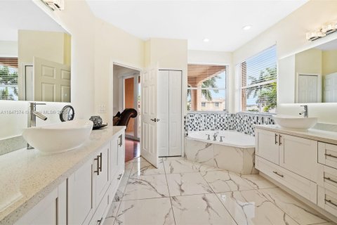 House in Miramar, Florida 6 bedrooms, 349.87 sq.m. № 1847803 - photo 24