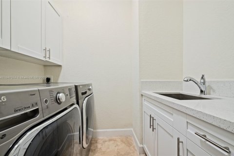 House in Miramar, Florida 6 bedrooms, 349.87 sq.m. № 1847803 - photo 20