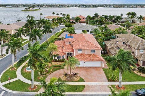 House in Miramar, Florida 6 bedrooms, 349.87 sq.m. № 1847803 - photo 1