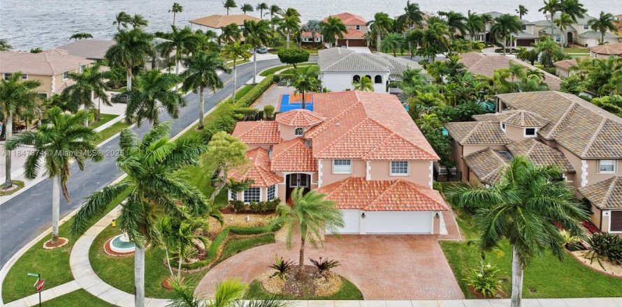 House in Miramar, Florida 6 bedrooms, 349.87 sq.m. № 1847803