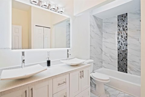 House in Miramar, Florida 6 bedrooms, 349.87 sq.m. № 1847803 - photo 30