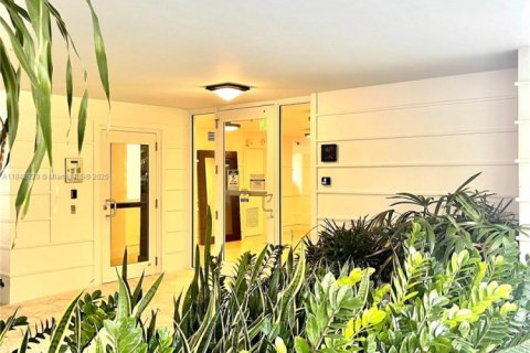Condo in Key Biscayne, Florida, 2 bedrooms  № 1841311 - photo 12
